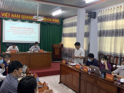 SỞ TƯ PHÁP CÔNG BỐ VÀ TRAO QUYẾT ĐỊNH BỔ NHIỆM LẠI CHỨC VỤ PHÓ GIÁM ĐỐC TRUNG TÂM TRỢ GIÚP PHÁP LÝ NHÀ NƯỚC