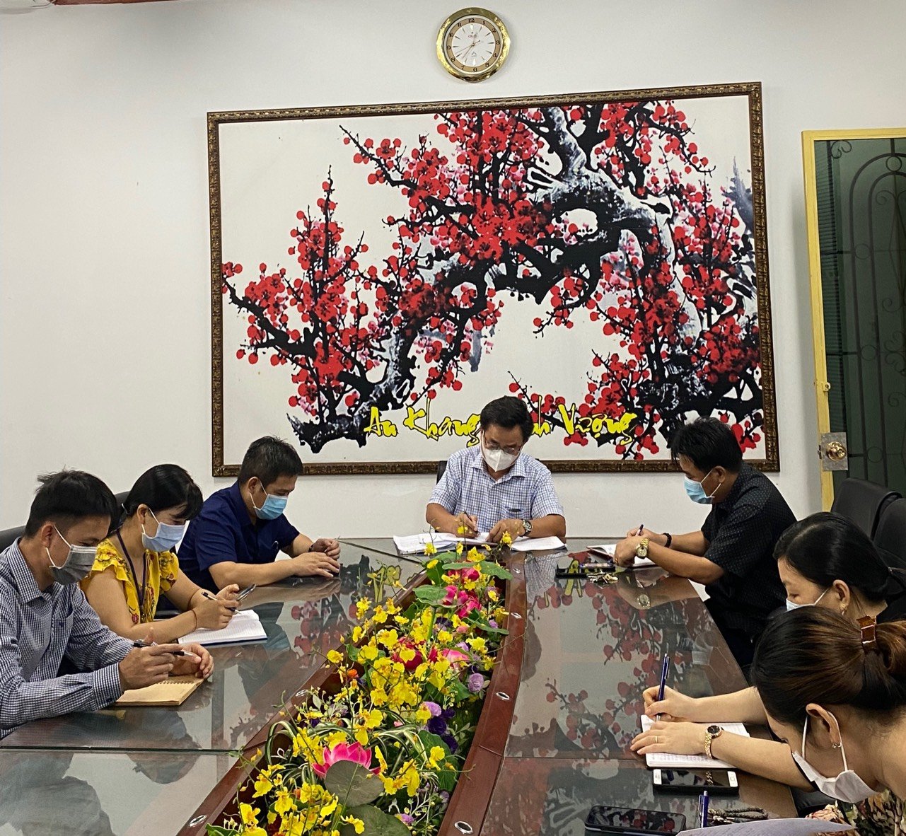 Chi bộ 2 – Đảng bộ Sở Tư pháp tổ chức Lễ trao thẻ Đảng viên